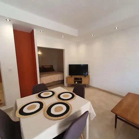 Apartment 30 M De La *