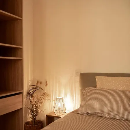 Apartment 30 M De La *
